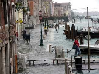 Incendio a Venezia vicino alla Basilica della Salute