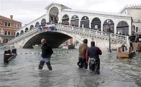 Maltempo, a Venezia acqua alta 122 cm