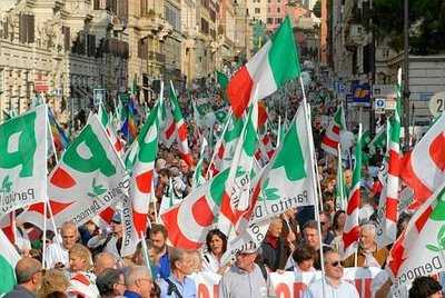 PD in piazza, Bersani: dopo 16 anni siamo al disastro, serve governo di responsabilita’