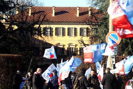 Sit-in di poliziotti ad Arcore