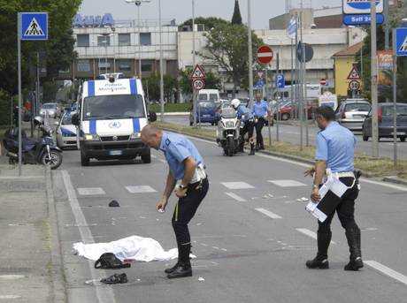 Auto della polizia investe e uccide un anziano