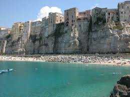 Tropea, passeggiava sul lungomare tranquillamente mentre ufficialmente risultava in servizio