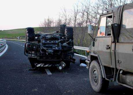 Camion militare si ribalta a Tarquinia, un morto e 5 feriti