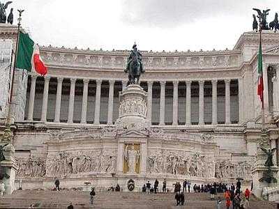 25 aprile, al via le celebrazioni Napolitano all’Altare della Patria Fini a Herat incontra i militari