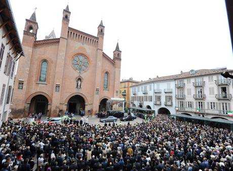 Folla per l’addio di Alba a Pietro Ferrero