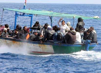 Nuovi sbarchi a Lampedusa, sono in 800