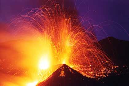 Etna, fontane di lava e cenere. Chiuso scalo