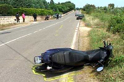 Non si ferma all’alt, cade da scooter e muore