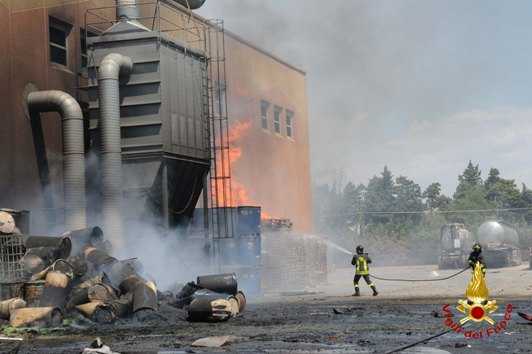 Incendio stabilimento Econet, vigili del fuoco ancora impegnati