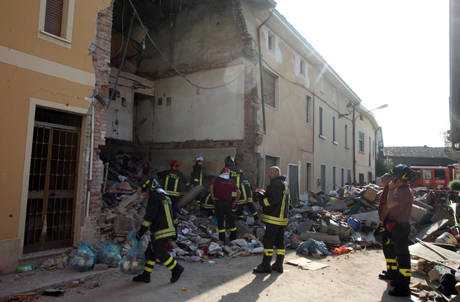 Esplosione in palazzina a Brescia, due morti