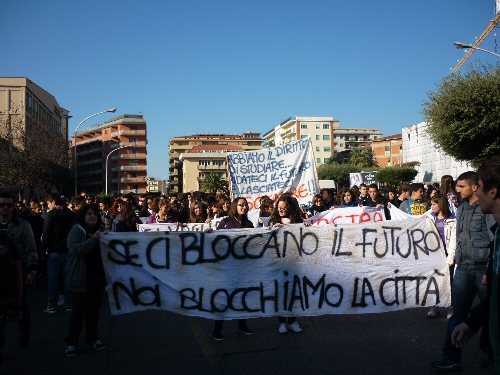 Gli studenti lametini scendono in piazza per far sentire la loro voce