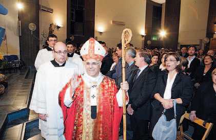 “Siamo invitati a volgere il nostro sguardo al cielo, verso coloro che, in libertà e per amore, sono diventati “sacrifici viventi graditi a Dio”