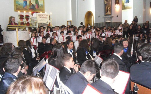 “Ottima affermazione per l’Orchestra di Delianuova” L’Associazione culturale “Nicola Spadaro” esprime soddisfazione e ringrazia la Regione che ha permesso ai giovani musicisti di esibirsi all'Expo di Milano