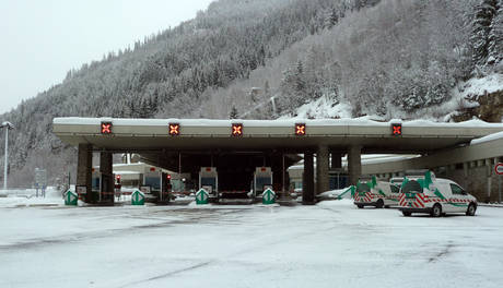 Neve: chiuso traforo monte Bianco. In Sardegna navi in ritardo