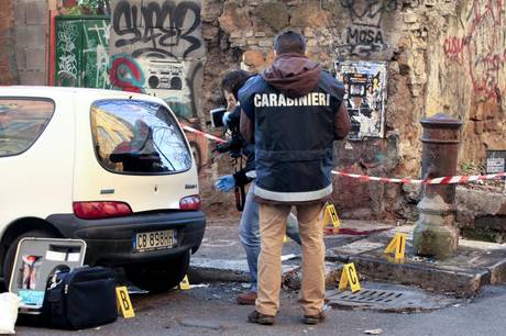 Uomo gambizzato in strada a Roma