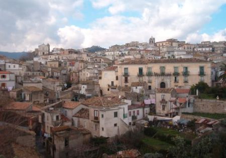 Bomba a Caulonia contro ristorante multietnico