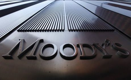 Moody’s abbassa giudizio su 114 banche Ue