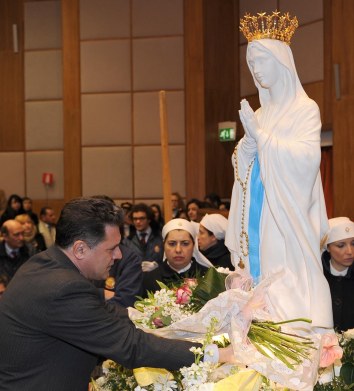 Nicolò accoglie la Madonna di Lourdes a palazzo Campanella