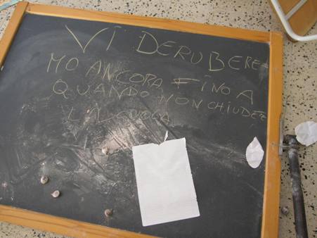 Vandali a scuola, studenti a casa