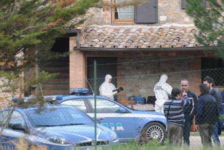 Madre e figlio uccisi in casa, rapina tra ipotesi