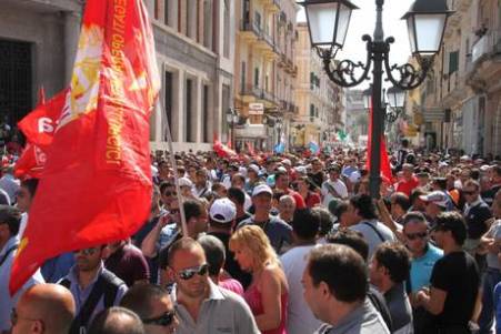 Ilva, migliaia in corteo. Proteste dei Cobas