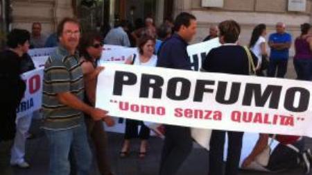 Il ministro diserta l’inaugurazione dell’anno scolastico ma a Catanzaro lo insultano con striscioni e slogan