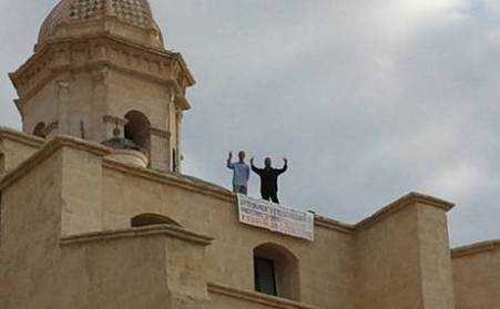 Sassari, due operai Italcementi occupano campanile