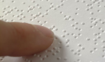 Grazie ad una retina artificiale il paziente non vedente legge in Braille con occhi