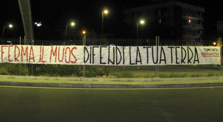 Caso Muos: striscioni Comitato Terra Nostra sui muri di città siciliane e calabresi