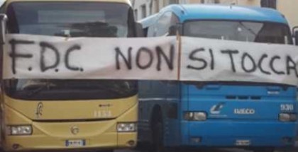 ferrovie-della-calabria-autobus-protesta-striscioni