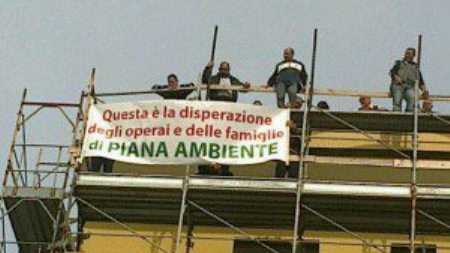 Operai di Piana Ambiente protestano sul tetto di un palazzo a Gioia Tauro