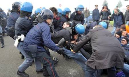 Scontri e feriti a Ikea Piacenza per protesta facchini