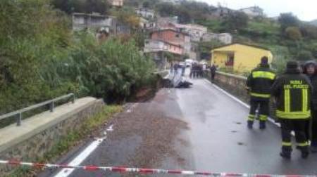 Morto l’uomo rimasto incastrato nella sua auto dopo lo sprofondamento della starda a Cetraro