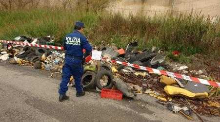 La Polizia provinciale di Cosenza sequestra una discarica abusiva di rifiuti