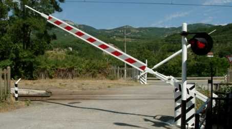 Auto urta un passaggio a livello a Siderno, nessun ferito ma traffico bloccato