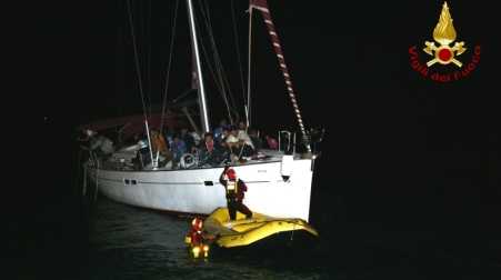 Sbarco di clandestini sulle spiagge di Botricello. 58 immigrati, anche una bimba e 5 donne