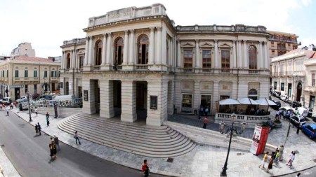 Paura a Reggio, un uomo ha sparato davanti al teatro Cilea dove si sta svolgendo il congresso Md con il ministro Orlando Un uomo ha sparato in aria due colpi di pistola calibro 7,65 davanti al teatro Cilea di Reggio Calabria, dove è in corso il congresso di Magistratura Democratica al quale oggi sta assistendo il ministro della Giustizia, Andrea Orlando