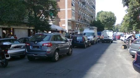 Auto bloccata da un’altra in doppia fila. Condannato il responsabile a risarcire il danno «esistenziale»