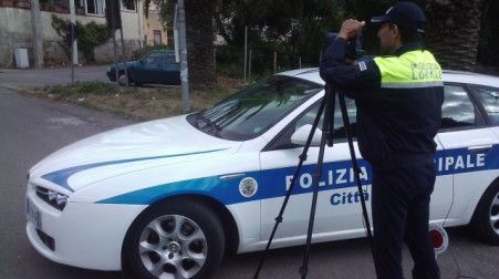 Ulteriore insidia per gli automobilisti sulla SS 111 I Vigili di Gioia Tauro han piazzato l'autovelox. La rilevazione elettonica della velocità non deve essere usata per far cassetta ma per rendere più sicura la circolazione