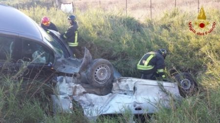 Scontro tra due vetture sulla 106 a Crotone. Le auto finiscono nel canalone, due feriti