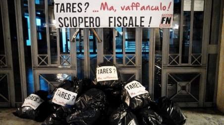 Crotone, FN butta spazzatura al Comune: “Tares? Ma, vaffanculo!”