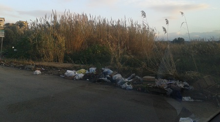 Gioia Tauro, al “fosso mastro” cittadini abbandonano rifiuti per strada