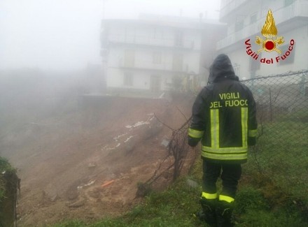 Cirò, in fiamme un’azienda di materie plastiche Pronto l'intervento dei Vigili del Fuoco