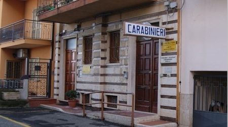 Estrae la pistola ed esplode alcuni colpi all’impazzata, arrestato 33enne a Scilla