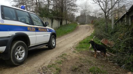 Teneva il proprio cane legato ad una catena troppo corta e cuccia, sanzionato dalla Polizia provinciale