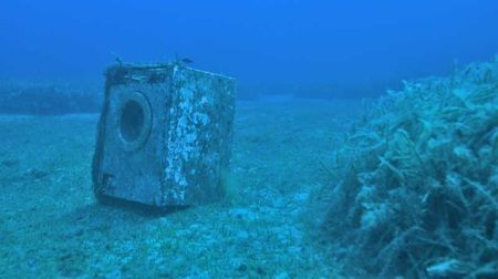 I rifiuti contaminano i fondali marini. L’immondizia raggiunge il fondo del mare