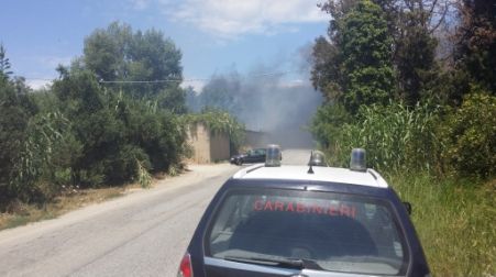 Nube di fumo avvolge la strada che da Taurianova porta a Palmi, all’altezza del ponte vecchio