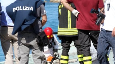 Tragedia immigrazione, barca della morte in rada a Pozzallo