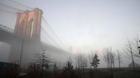 Violento temporale su New York, crolla pezzo facciata ponte Brooklyn, 5 feriti