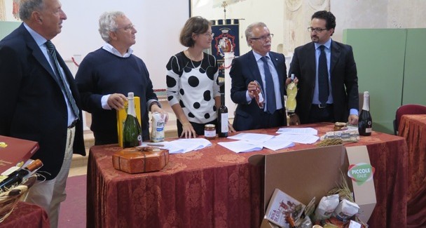 Piccole Italie, Nucera (Federturismo): “Calabria icona dell’enogastronomia nazionale” Presentato a Isola della Scala in provincia di Verona, l’innovativo network territoriale caratterizzato da realtà a spiccata vocazione identitaria. Presente all’evento il responsabile regionale della sezione Turismo di Confindustria che ha anche illustrato il paniere con le tipicità calabresi